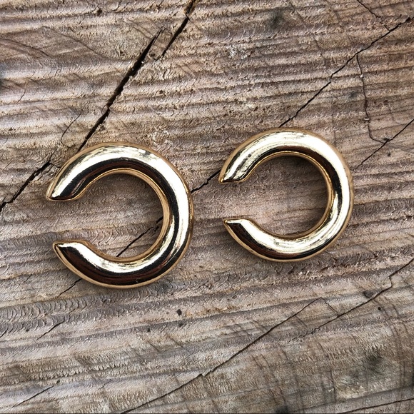 ✨Haydyn Gold Cuff Earrings!🌙 - Picture 7 of 11